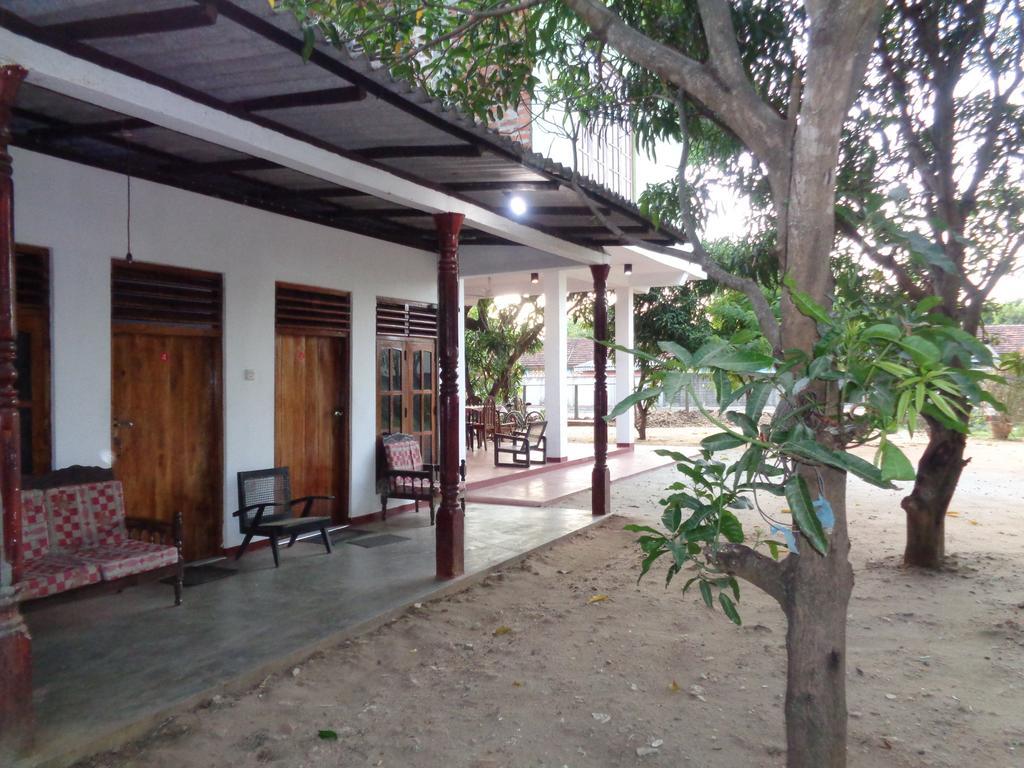 Jayaru Guest House Полоннарува Екстер'єр фото